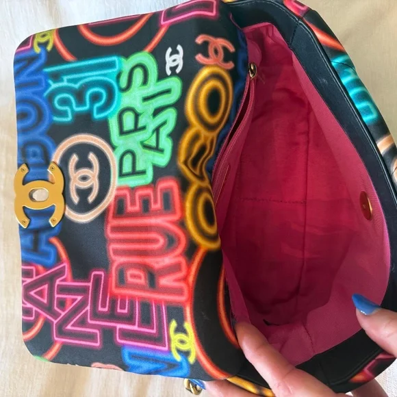 CHANEL 19 MEDIUM GRAFFITI FLAP BAG - Picture 8 of 9